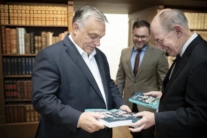 Orbán Viktor miniszterelnök fogadja John Mearsheimer politológusprofesszort a Karmelitában, 2022. november 8-án – Fotó: Benko Vivien Cher / Miniszterelnöki Sajtóiroda / MTI
