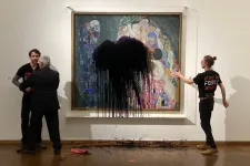 Fekete löttyel támadtak Klimt festményére Bécsben