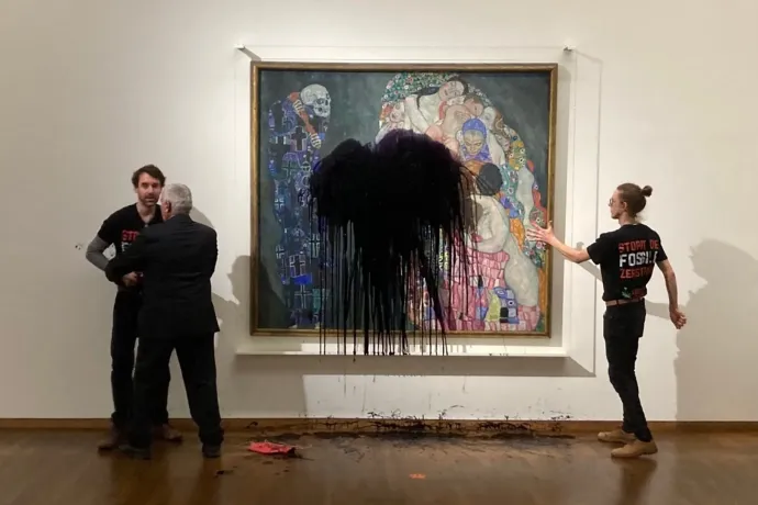Fekete löttyel támadtak Klimt festményére Bécsben