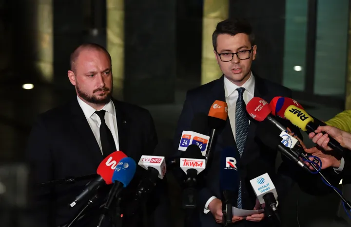 Piotr Müller lengyel kormányszóvivő (j) és Born Jacek Siewiera, a Nemzetbiztonsági és Védelmi Bizottság vezetője nyilatkozik a sajtó képviselőinek a bizottság rendkívüli tanácskozása után Varsóban 2022. november 15-én – Fotó: Radek Pietruszka / EPA / MTI