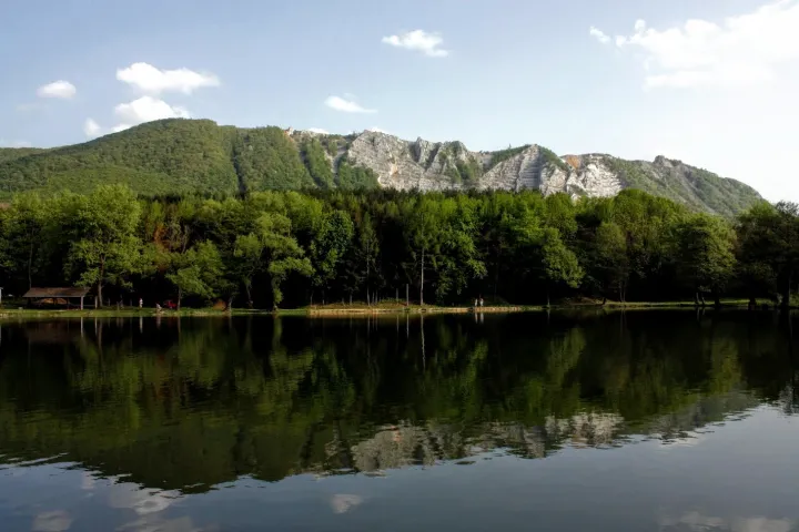 Fent: a Gyári-tó, középen: katonasírok – Fotó: Tenczer Gábor / Telex