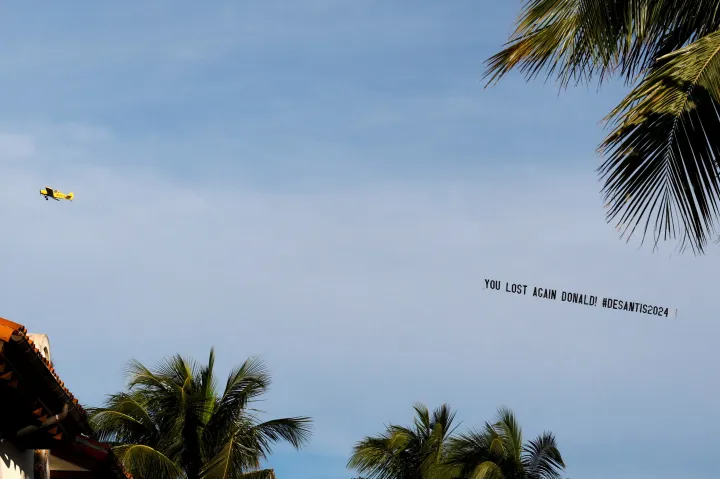 DeSantist támogató feliratot húzó repülő Mar-a-Lago felett néhány órával Trump bejelentése előtt – Fotó: Jonathan Ernst / Reuters