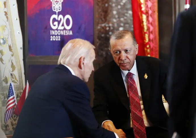 Joe Biden és Recep Tayyip Erdoğan török elnök beszélget a G20-ak vezetőinek csúcstalálkozóján Balin 2022. november 15-én – Fotó: Made Nagi / Reuters