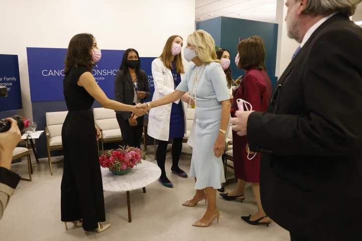 Jill Biden first lady meglátogatja a Kaliforniai Egyetem központját, hogy felhívja a figyelmet a mellrákos betegekre, túlélőkre és gondozókat támogató programokra, a mellrák elleni küzdelem hónapja alkalmából, 2022. október 6-án – Fotó: Pool / Getty Images / AFP