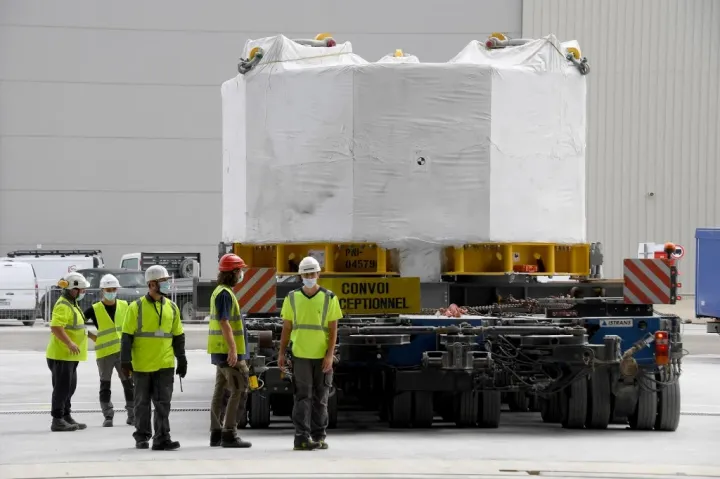 aA világ legerősebb mágnese megérkezik az ITER-be – Fotó: Nicolas Tucat / AFP