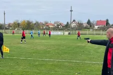 Örökre eltiltották a futballtól azt a tényői játékost, aki játék fegyvert fogott a bíróra