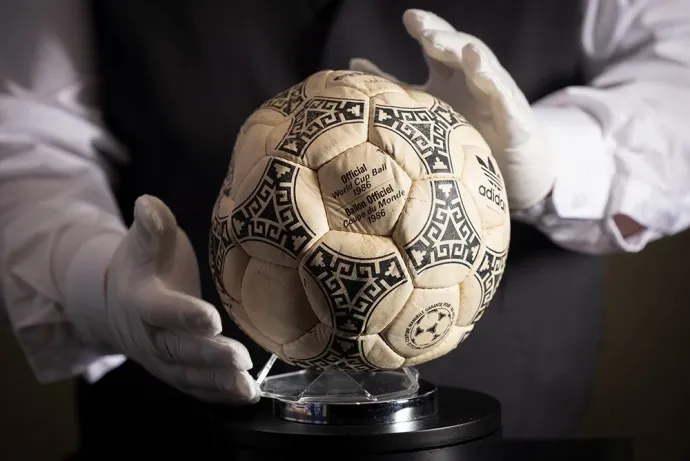 A labda, amelyet Maradona kézzel ütött kapuba – Fotó: Graham Budd Auctions