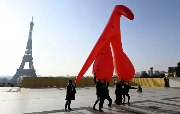 A Gang du Clito tagjai egy 5 méter magas felfújható klitoriszt cipelnek a nemzetközi nőnap alkalmából Párizsban – Fotó: Stefano Rellandini / AFP