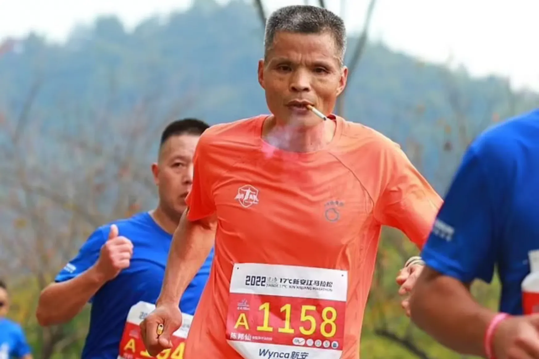Cigiről cigire gyújtva futotta végig a maratont egy kínai férfi
