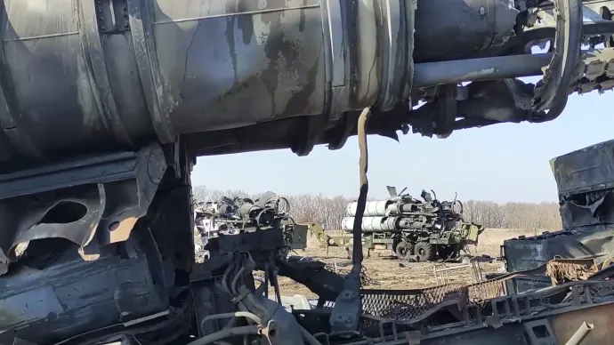 Megsemmisült Sz-300-asok 2022. márciusában, egy ukrán támaszponton, amelyeket az invázió kezdetén nagy pontosságú orosz rakétatámadással semmisítettek meg – Fotó: Orosz Védelmi Minisztérium