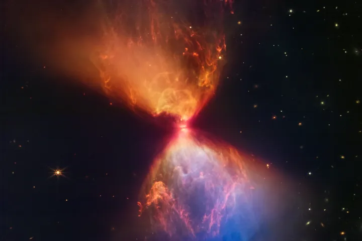 Születőben lévő csillag tűzijátékát örökítette meg a James Webb űrtávcső
