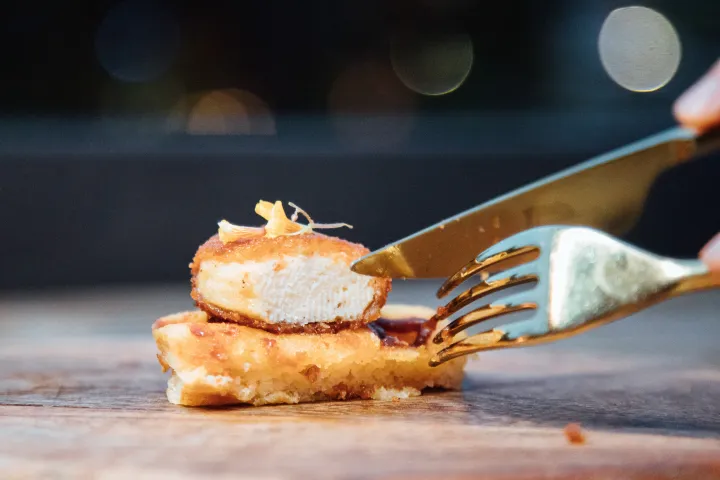  Az Eat Just laboratóriumban termesztett csirkehúsból készült nuggetet mutat be egy szingapúri étteremben 2020. december 19-én első olyan országként, ami engedélyezte az állatok levágása nélkül előállított hús értékesítését – Fotó: AFP