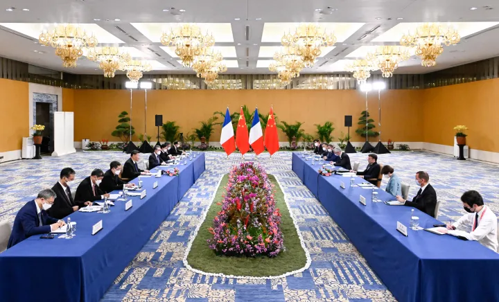A kínai és a francia delegáció tárgyalása 2022. november 15-én – Fotó: Shen Hong / Xinhua News Agency / AFP