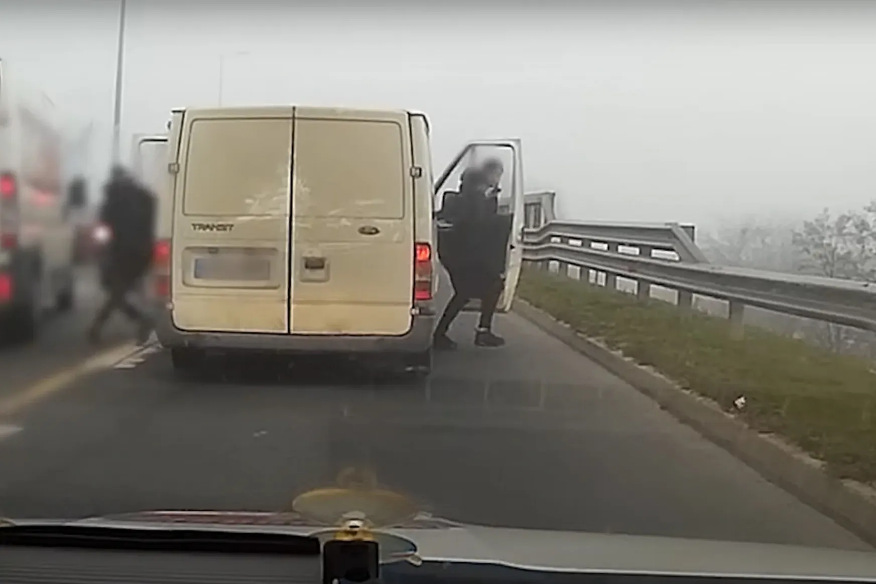 Videón, ahogy a legnagyobb természetességgel lövöldöznek egy furgonból a rendőrökre az M5-ös autópályán