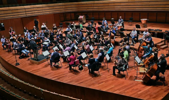 A Budapesti Fesztiválzenekar próbálja Schubert (Nagy) C-dúr szimfóniáját. Érdemes megfigyelni a szétültetett szólamokat és a karmester köré helyezkedő fafúvósokat – Fotó: Merényi Dániel / Telex