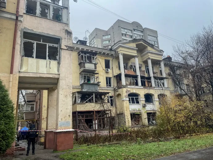 Orosz légicsapás által megrongált lakóépület Dnyipróban, 2022. november 17-én – Fotó: Mykhailo Moskalenko / Reuters