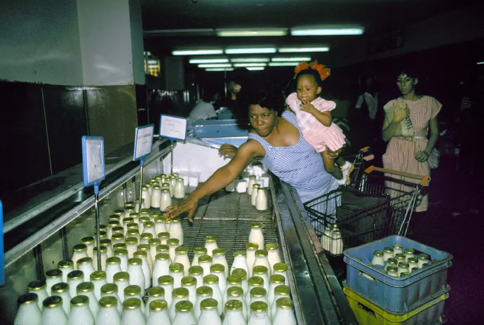 Egy nő tejet vásárol egy szupermarketben Havannában, 1988-ban – Fotó: Françoise De Mulder / Roger-Viollet / AFP