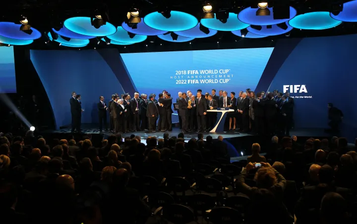 A katari és az orosz pályázati bizottság tagjai a FIFA zürichi székházában, miután kihirdették a 2018-as és a 2022-es világbajnokság helyszíneit 2010. december 2-án – Fotó: Karim Jaafar / AFP