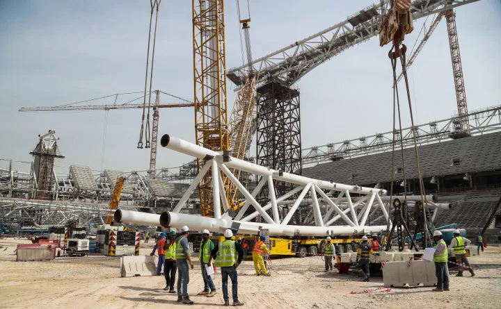 Munkások a katari El-Dzsanúb stadion építkezésén 2018 februárjában – Fotó: Karim Jaafar / AFP