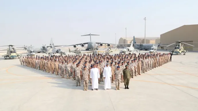 Tamím bin Hamád al-Táni katari sejk, Hálid bin Mohamed al-Attiyah katari védelmi miniszter és Mubárak Mohamed al-Hajarín katari főparancsnok fotózkodik a katari al-Udeid légibázison, az Egyesült Államok Katari Összevont Légi Műveleti Központjában, Dohában tett látogatásukon, 2017. szeptember 11-én – Fotó: Katari Védelmi Minisztérium / Anadolu Agency / AFP