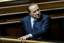 Felmentették Berlusconit a vesztegetés vádja alól