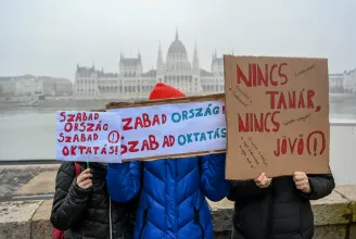 Magyarország-szerte szerveztek pénteken ismét élőláncokat és újra sztrájkolnak a tanárok