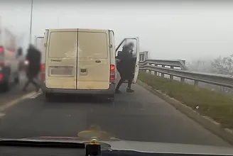 Letartóztatták az autós üldözésben a rendőrökre lövöldöző embercsempészeket