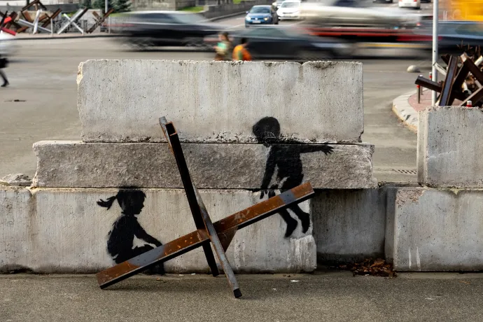 Libikókázó gyerekek, tornászok, óriáspéniszt szállító orosz harckocsi – Banksy-képek tűntek fel Ukrajnában