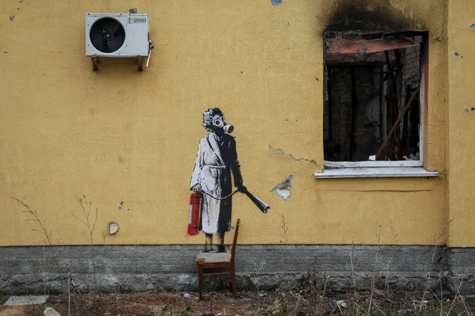 Libikókázó gyerekek, tornászok, óriáspéniszt szállító orosz harckocsi – Banksy-képek tűntek fel Ukrajnában