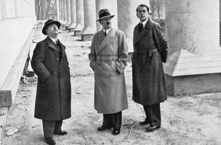 Hitler (középen) és építészei, Gall professzor (B) és Albert Speer (J), 1937-ben – Fotó: Ann Ronan Picture Library / Photo12 / AFP
