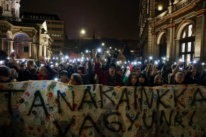 Pintér Sándor-os játékpénzt szórtak az Alagút tetejéről a tüntetők – többezres tömeg vonult a Clark Ádám térre