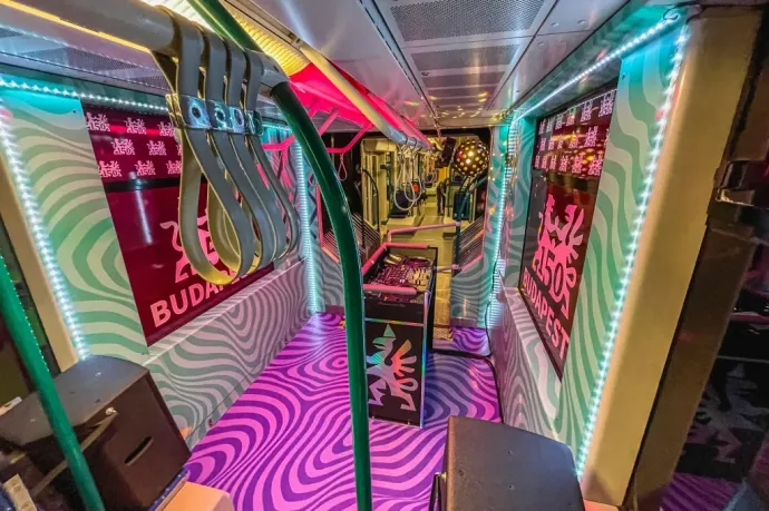 A péntek esti bulihoz jár egy bulivillamos is