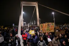 Megszólított közmédia, Pintér Sándor-os játékpénz, 10 km-es élőlánc – képeken a pénteki tüntetések