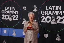 95 évesen nyerte el a legjobb új előadónak járó díjat egy kubai énekesnő