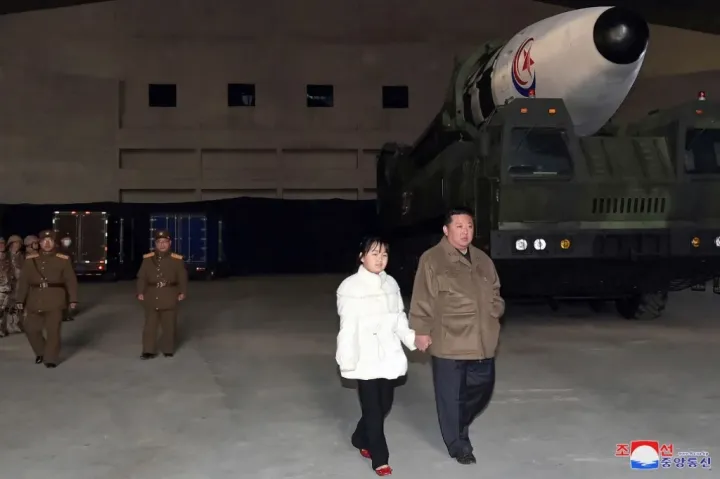 Lánya kísérte el Kim Dzsongunt egy új típusú, ballisztikus rakéta tesztjére