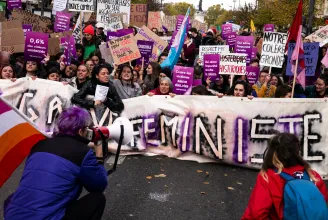 Tízezrek tüntettek a szexista erőszak terjedése miatt Franciaországban