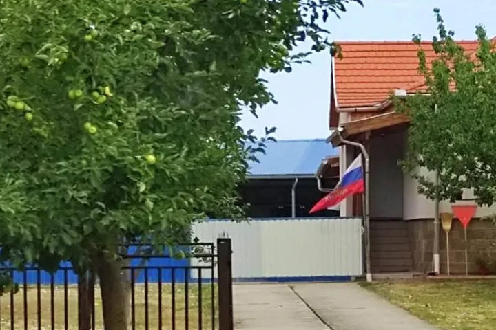 Demkó házán a háború kezdete óta időnként orosz zászló lobog – Fotó: Olvasói fotó / Telex