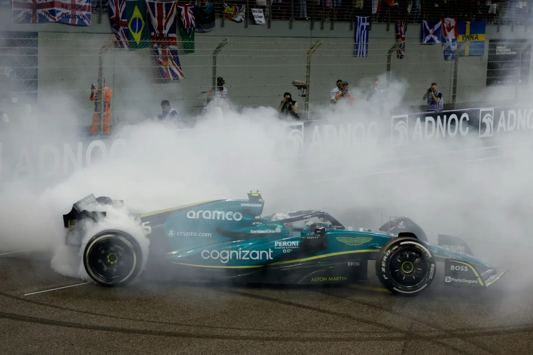 Verstappen nyert Abu-dzabiban, de a legnagyobb ünneplést az F1-től visszavonuló Vettel kapta