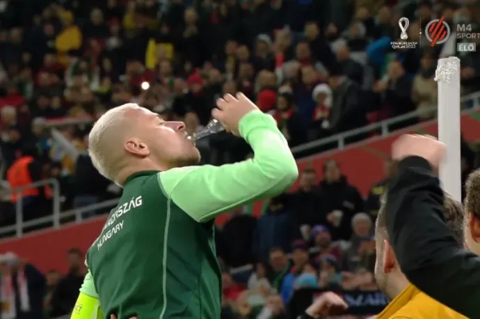 Dzsudzsák búcsúzóul pálinkázott egyet, majd megénekeltette a Puskás Arénát