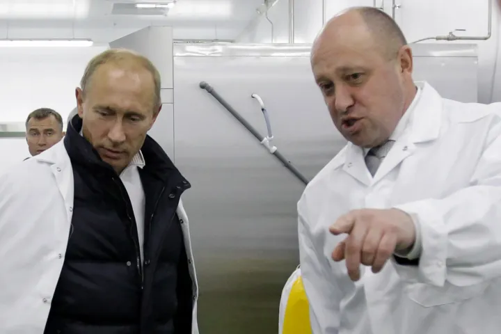 Jevgenyij Prigozsin üzletember mutatja Vlagyimir Putyinnak az iskolai menzákat ellátó üzemet Szentpétervár külterületén 2010-ben – Fotó: Alexey Druzhinin / AFP