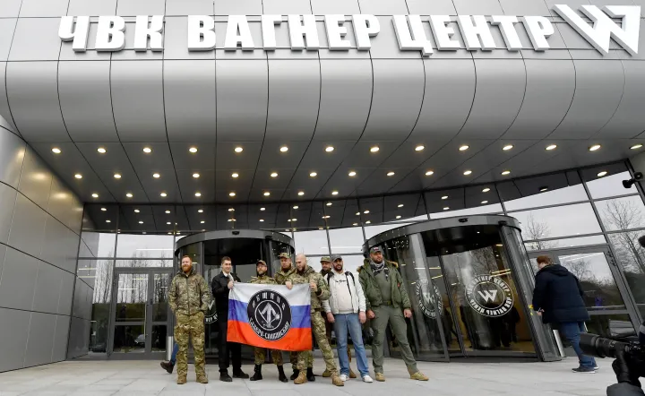 Látogatók pózolnak a Wagner-csoport alapítójához, Jevgenyij Prigozsinhoz köthető "PMC Wagner Központ" bejáratánál az irodaház hivatalos megnyitóján a nemzeti egység napján, Szentpéterváron, 2022. november 4-én – Fotó: Olga Maltseva / AFP