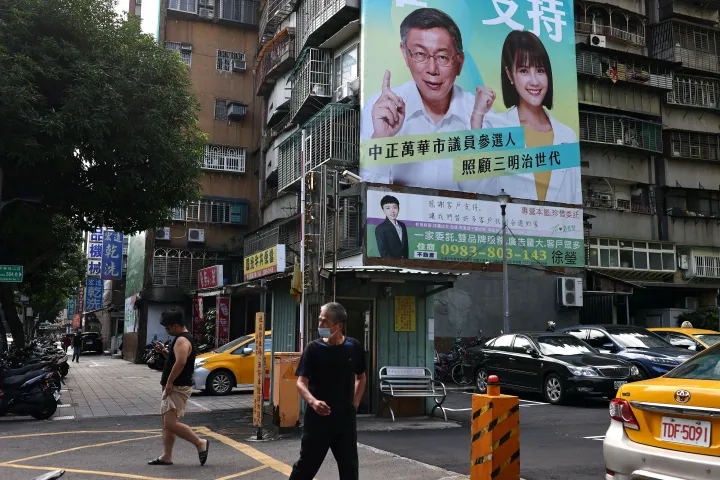 Választási kampányplakátok egy épületen Tajpejben 2022. november 14-én – Fotó: Ann Wang / Reuters