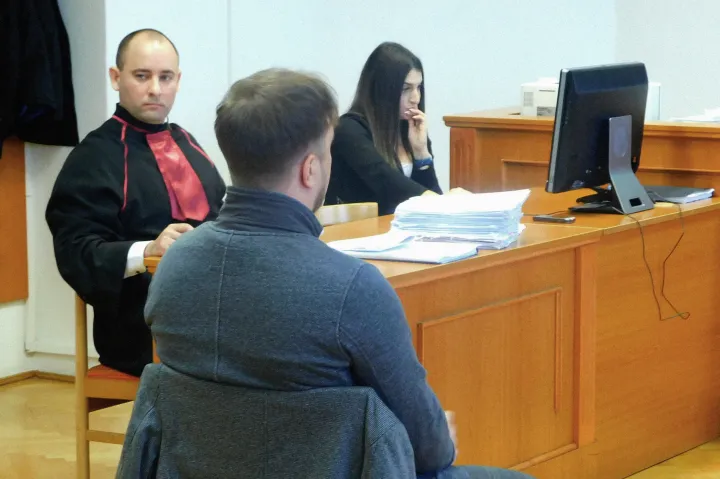 A vádlott és Dr. Hegedüs Attila ügyész, aki hét évet ajánlott a teljes beismerés esetére – Fotó: Laczó Balázs / Telex