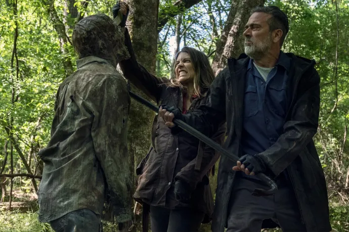 Negan és Maggie zombit öl – Fotó: AMC