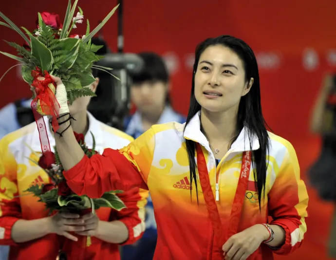 Az aranyérmes Kuo Csing-csing a pekingi olimpia háromméteres műugrásának eredményhirdetésén – Fotó: Xiao Yong / Imaginechina / AFP