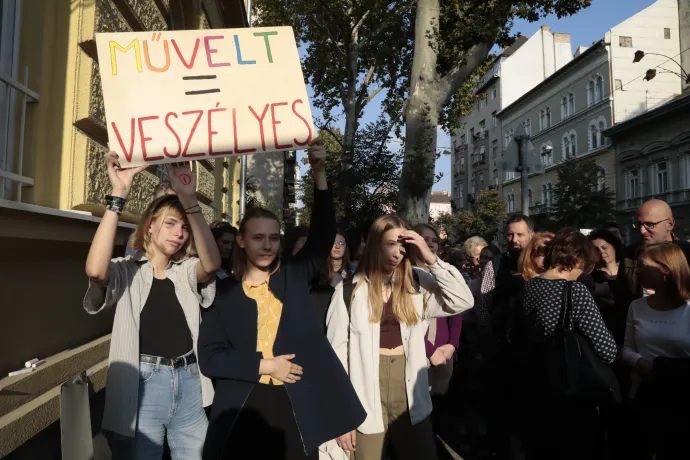 Az Eötvös József Gimnázium 36 tanára hétfőtől gördülő munkabeszüntetésbe kezd