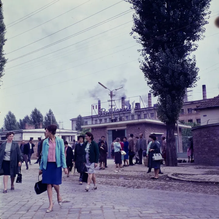 A kolozsvári porcelángyár dolgozói, 1967-ben – Fotó: Dolgozó Nő / Minerva Archívum