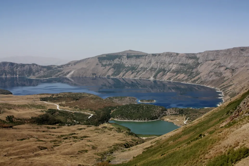 Sátorozás Anatóliában, az ősmagyar nevű vulkán krátertavánál