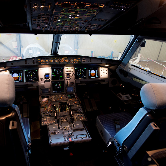 A második pilótán spórolnának a légitársaságok, ez veszélyes irány a pilóták szerint