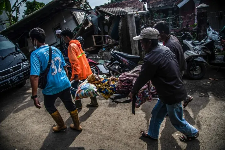 Több száz sérültje és sok halálos áldozata van a hétfői indonéziai földrengésnek